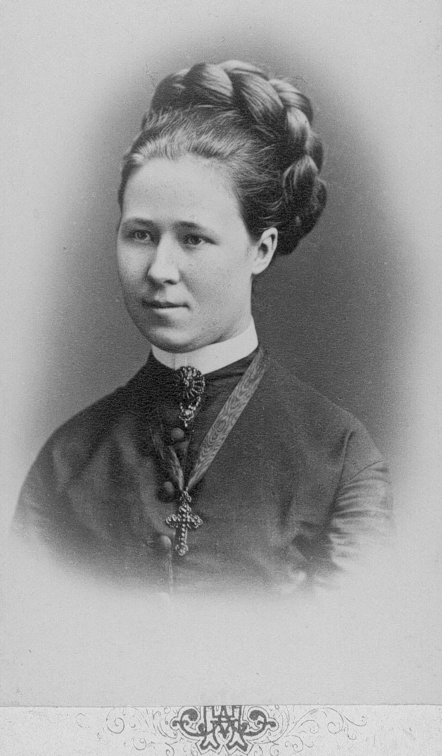 Fru Cissi Lindahl, f. Sahlholm (osäkert).
Fru Maria Wesströms syster.