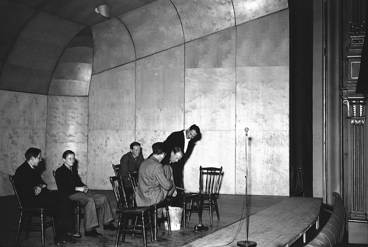 D:r Martelli. Taget på Teatern. Oktober1943.
