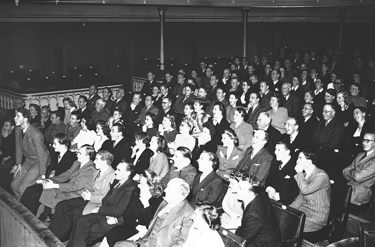 D:r Martelli. Taget på Teatern. Oktober1943.

