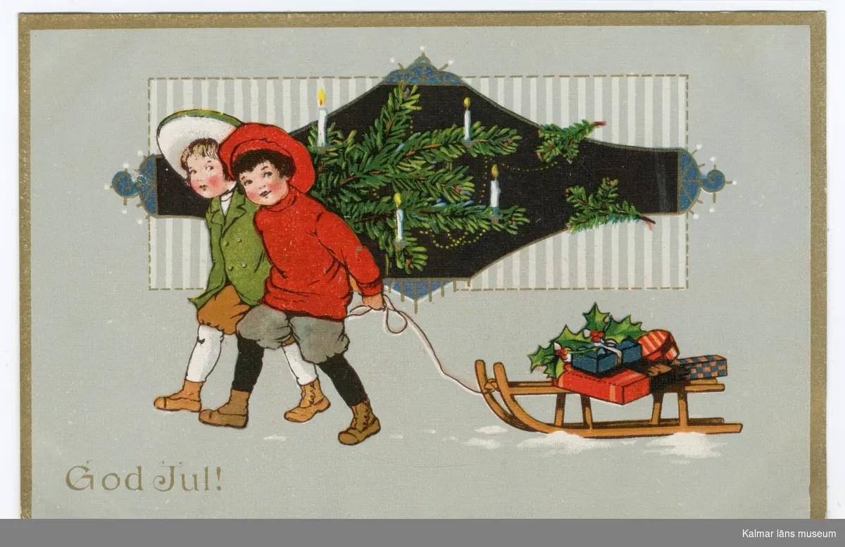 Två pojkar går bredvid varandra, på marken syns fläckar av snö. Den ena pojken är klädd i grön och vit mössa, grön jacka, bruna knäbyxor, vita strumpor och bruna skor. Bredvid honom, närmast betraktaren, går en pojke klädd i röd mössa, röd tröja, grå knäbyxor, svarta strumpor och bruna skor. Han drar en kälke med julklappar efter sig. Bakom pojkarna ses grankvistar med tända ljus.