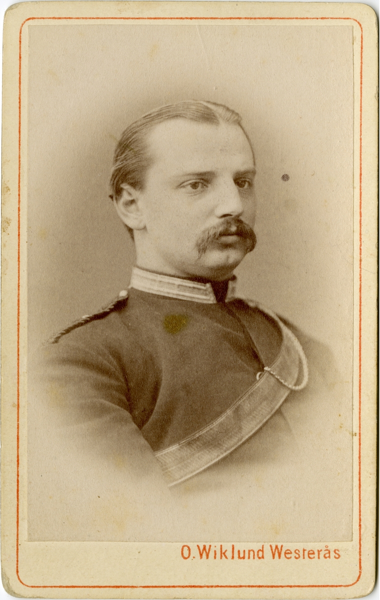 Porträtt av Carl William Stjernblad, löjtnant vid Skånska dragonregementet K 6.
Se även AMA.0009640 och AMA.0021683.
