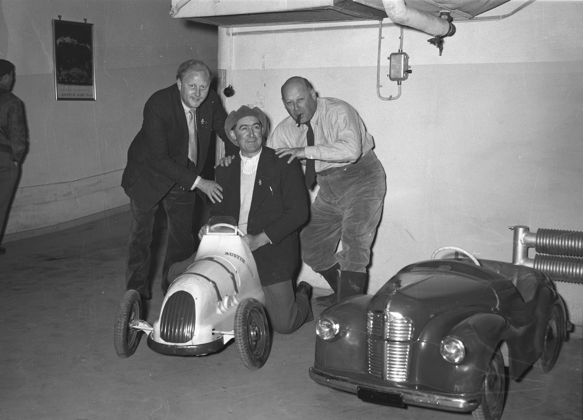 Bilförarna gästar bilfirman Gösta Eriksson Bil AB. 31 mars 1953.

