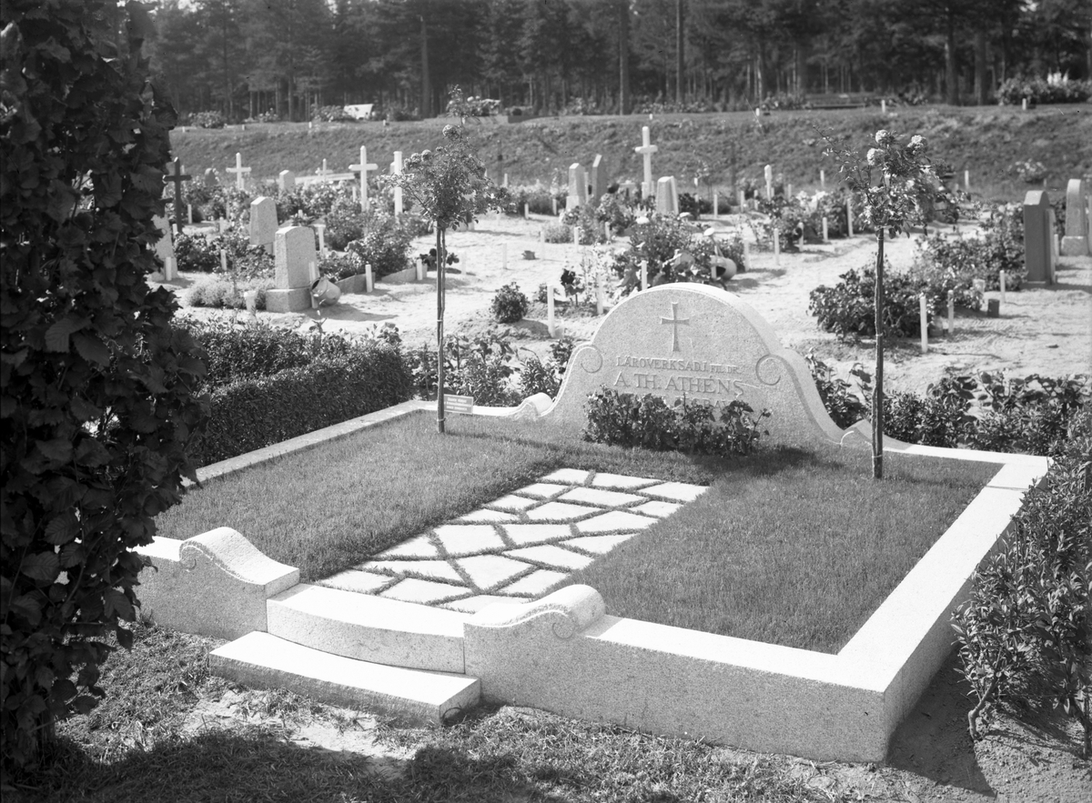 Gravvård för A. Th. Athén, Läroverksadjunkt.
August Teodor Athén gravsattes år 1932 och denna del av kyrkogården anlades med start år 1926. Det är Skogskyrkogården i Gävle, även kallad Nya kyrkogården under en period, som är platsen.