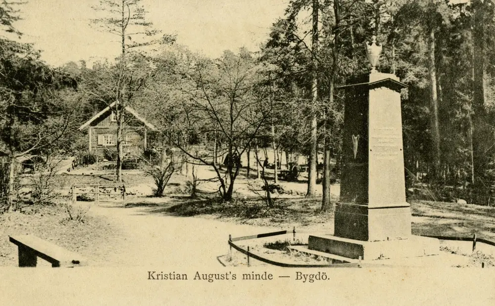 Gammelt bilde av Christian Augusts monument.