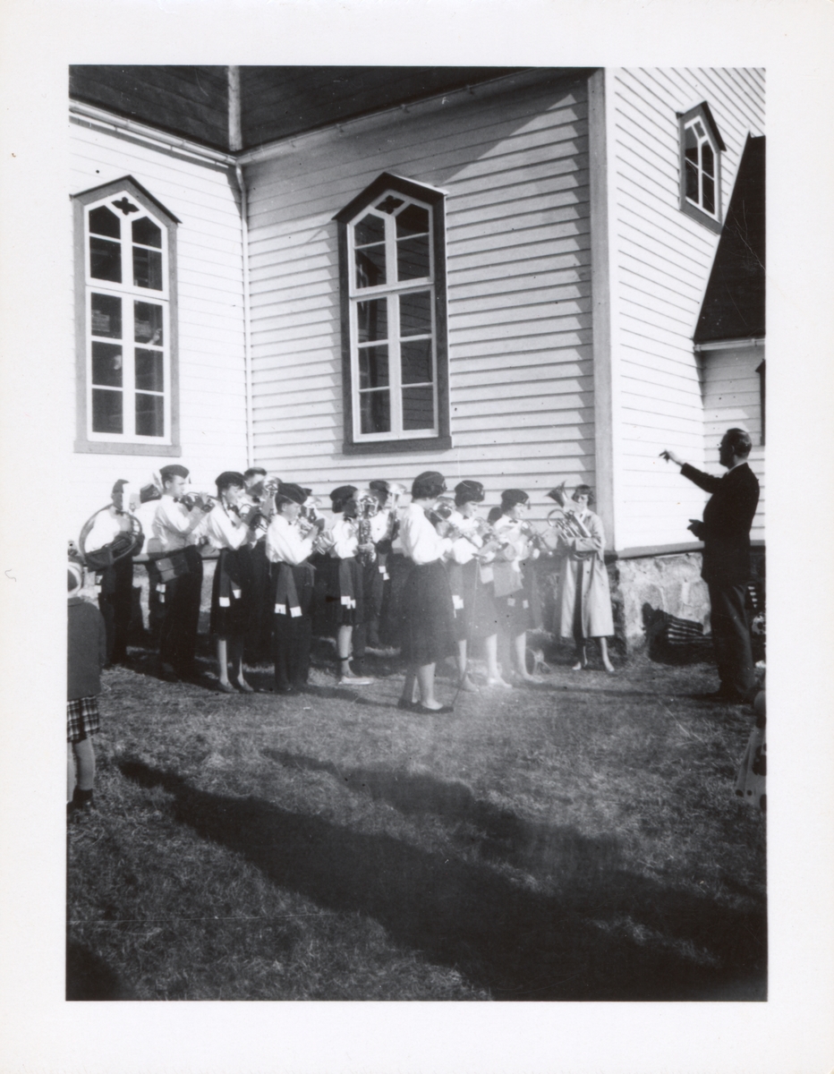 Skolekorpset på Bjarkøy, fotografert ved kirka.
