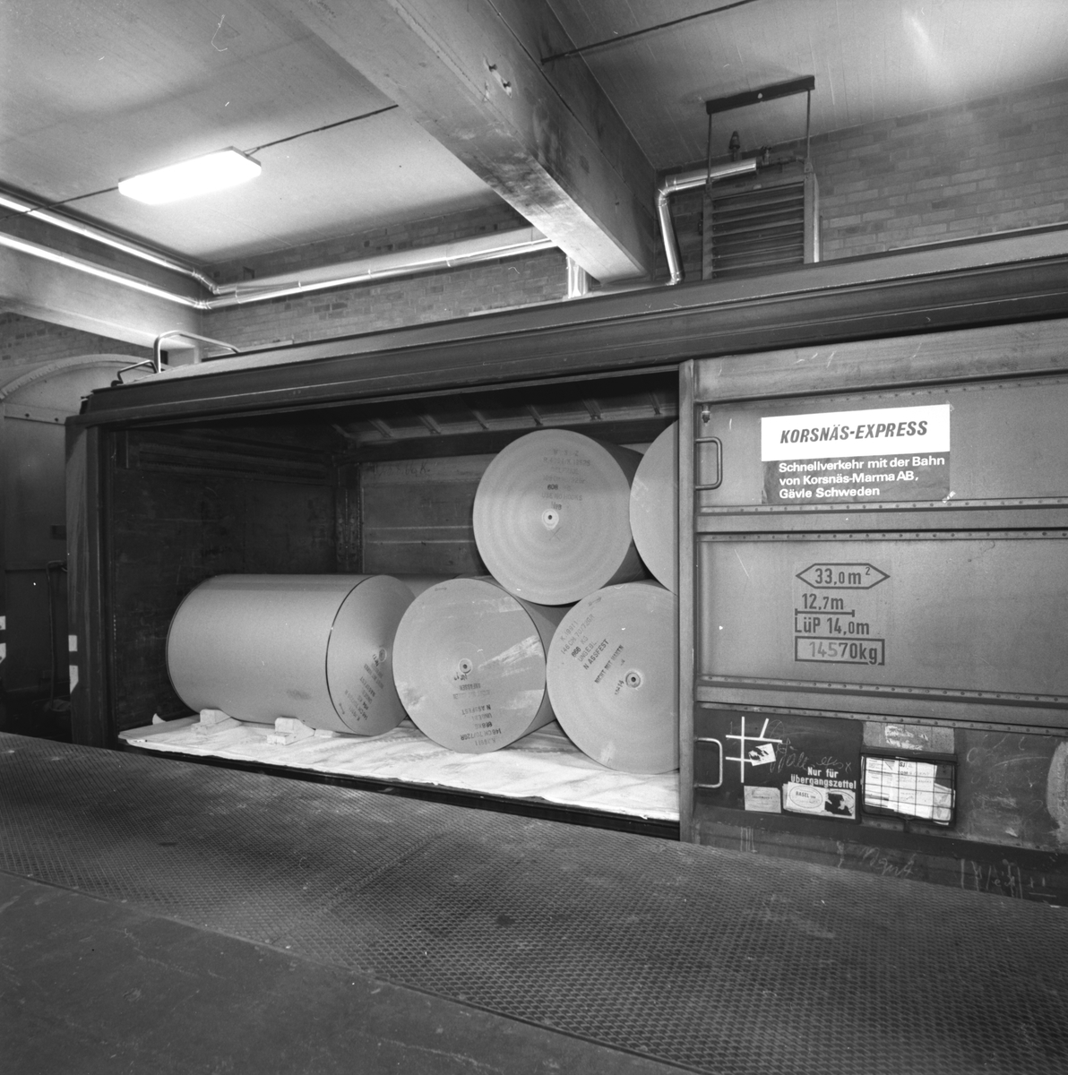 Lastning av pappersrullar på järnväg. Korsnäs AB. Den 11 april 1967
