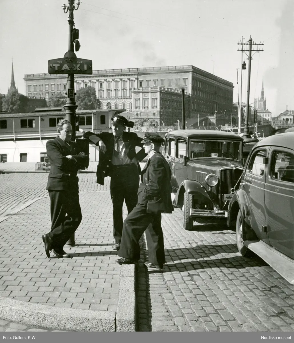 Taxichauff&ouml;rer utanf&ouml;r Grand Hotel, Stockholm. Slottet i bakgrunden.