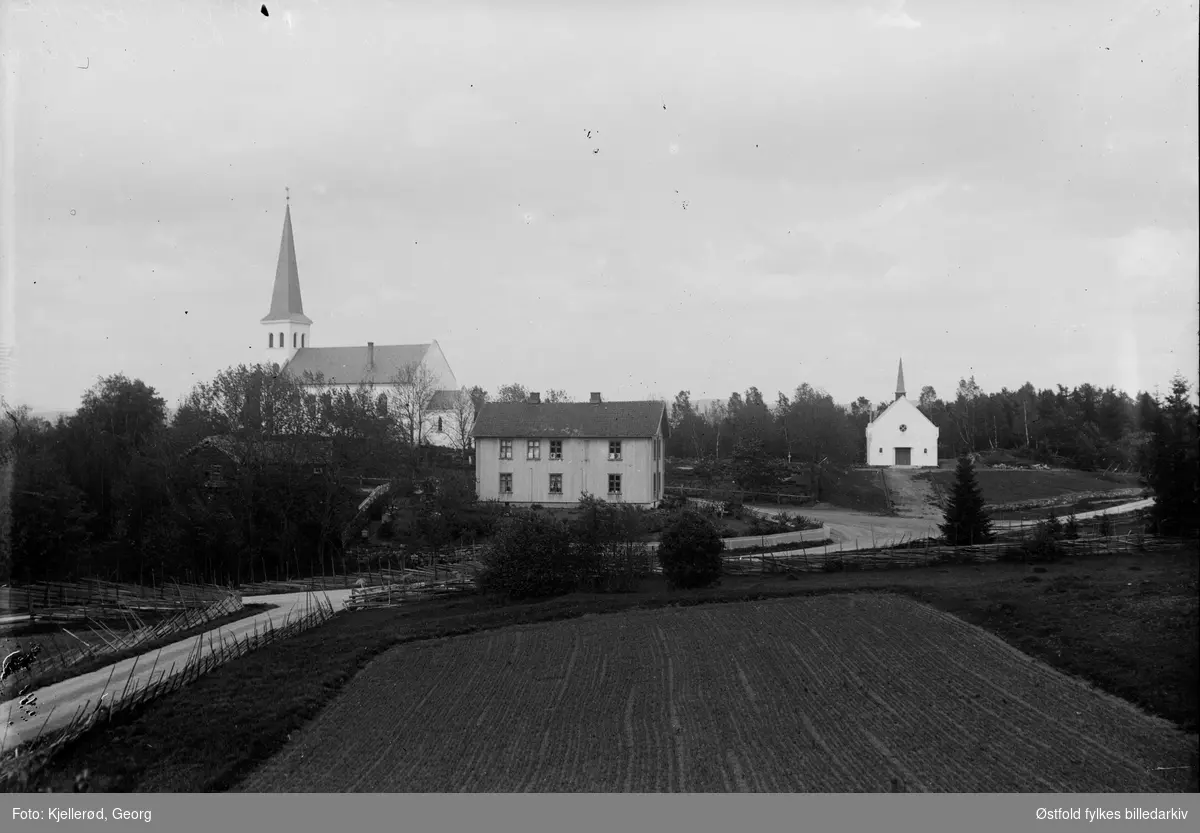 Haug kirke i ved Haugsbygd , Ringerike. Gravkapell til høyre ble bygd 1909. Prestegård i forgrunn?