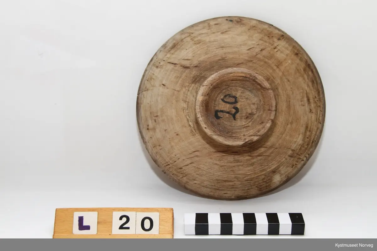 Trefat dreiet i bjørketre med fot