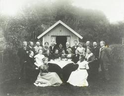 Selskap i apotekerhagen, f.v. skolestyrer Einar Aas, dr. Sch