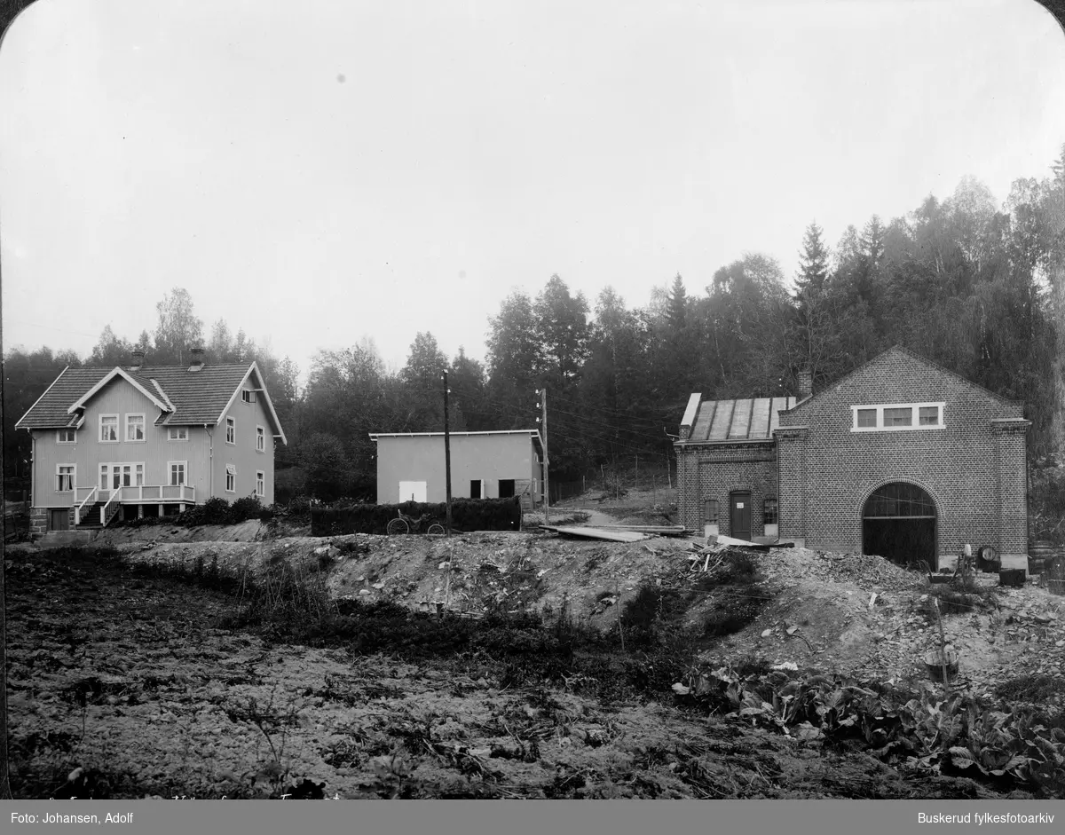 HØNEFOSS KOM: ELEKTRICITETSVÆRK.
Ringeriks-Kraft anegg i Åsa, brukes nå som et reserveanlegg
Åsa kraftstasjon åpnet i 1912 .