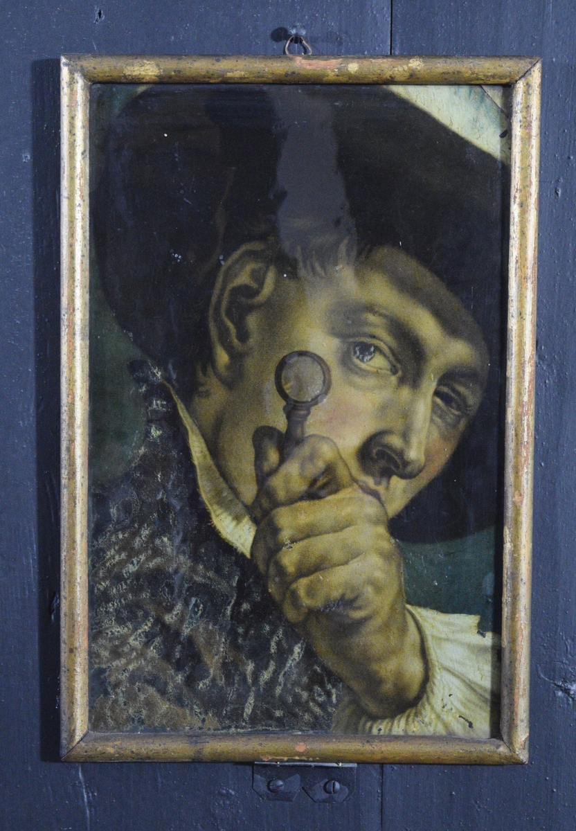 Bildet viser en mann som studerere noe gjennom en lupe. det virker som om han også har øyekontakt med betrakteren Forkortningene i bildet kan tyde på at det opprinnelig kan være tegnet ved hjelp av camera obscura.