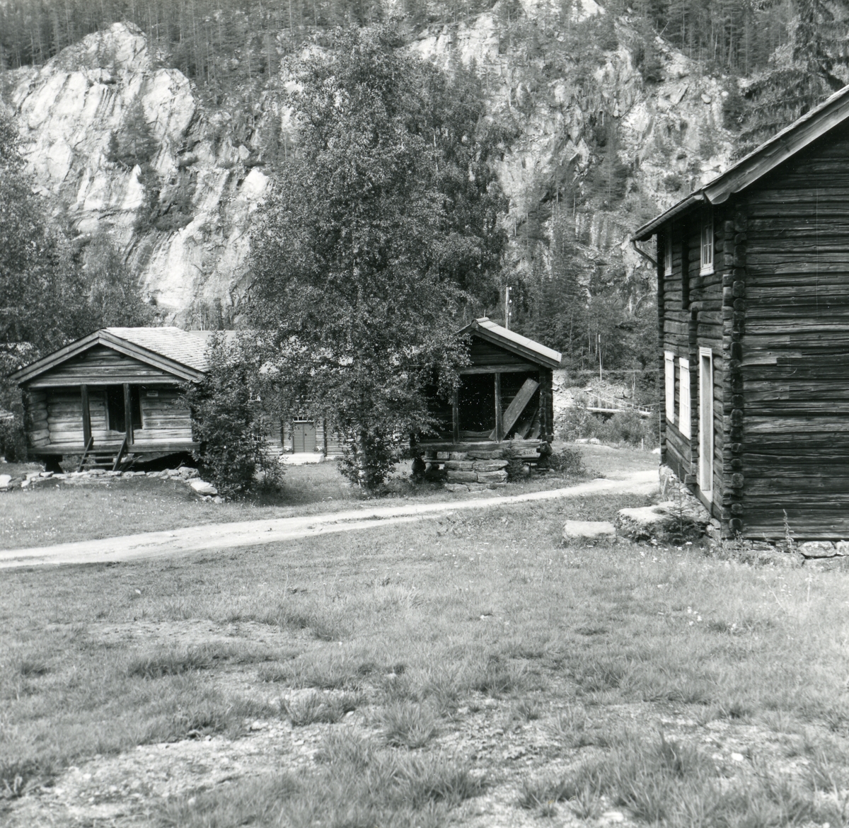 Bilde av de gamle stabbur på Bagn Bygdesamling, Sør-Aurdal.