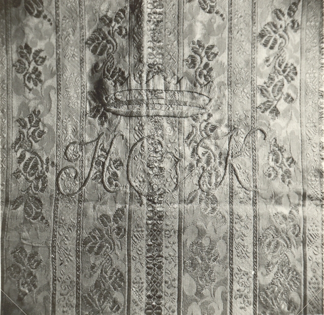Textil med monogram från Loftahammar kyrka.