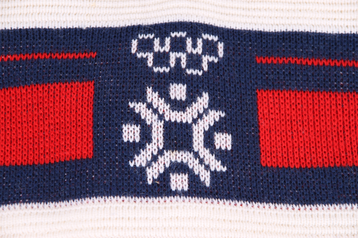 Hvit skigenser fra OL i 1984, dekorert med Olympia-ringene og Sarajevo-emblemet.
