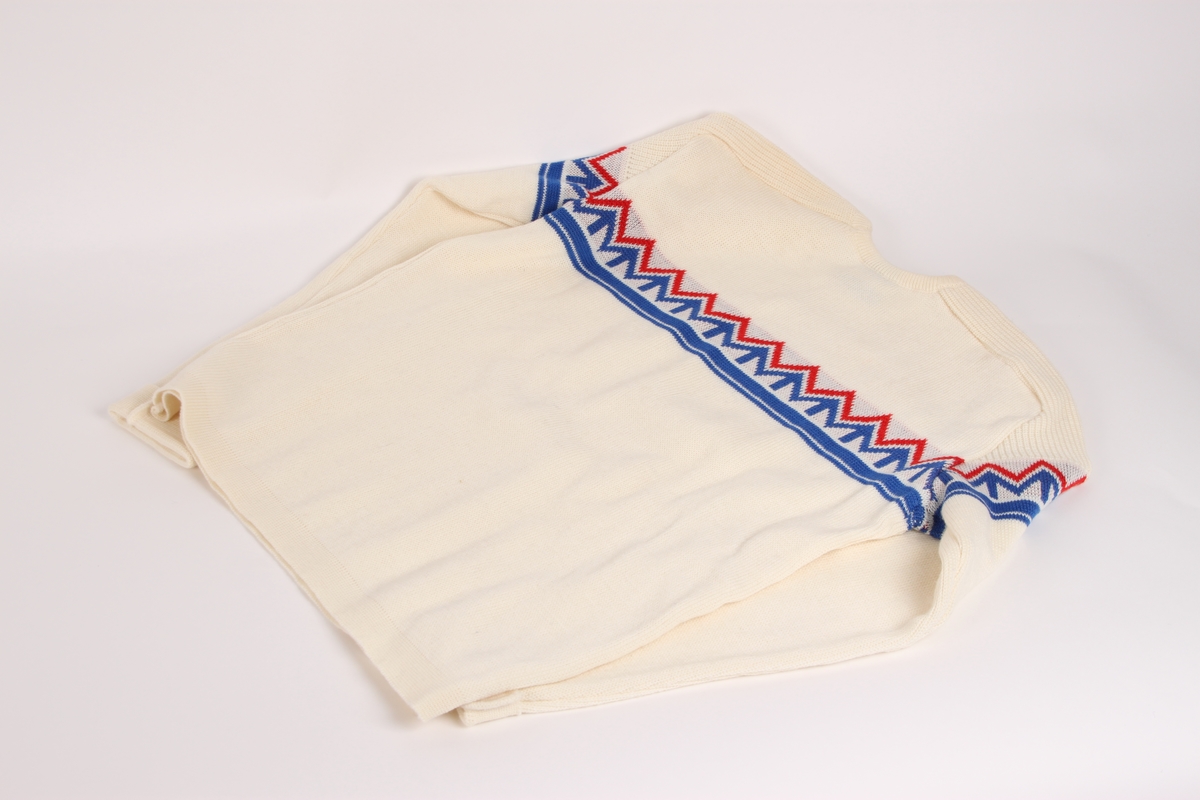 En hvit skigenser med VM-logoen fra 1982 som et dekorbånd over brystet.