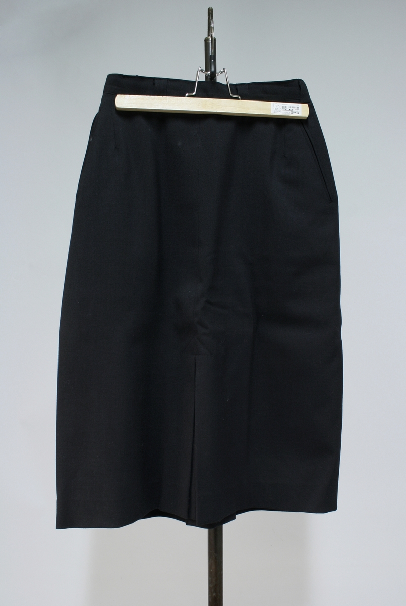 Modell 1963,  jfr. uniformsreglementet av 6.desember 1963,for kvinnelig politi. 