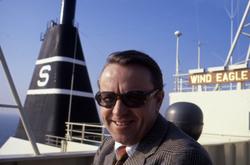 Rederen poserer på brovingen på T/T ‘Wind Eagle’ (b. 1977, K