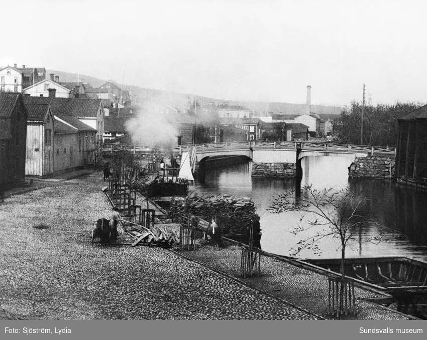 Sotkroken och Storbron vid Selångersån sett från öster före branden 1888.