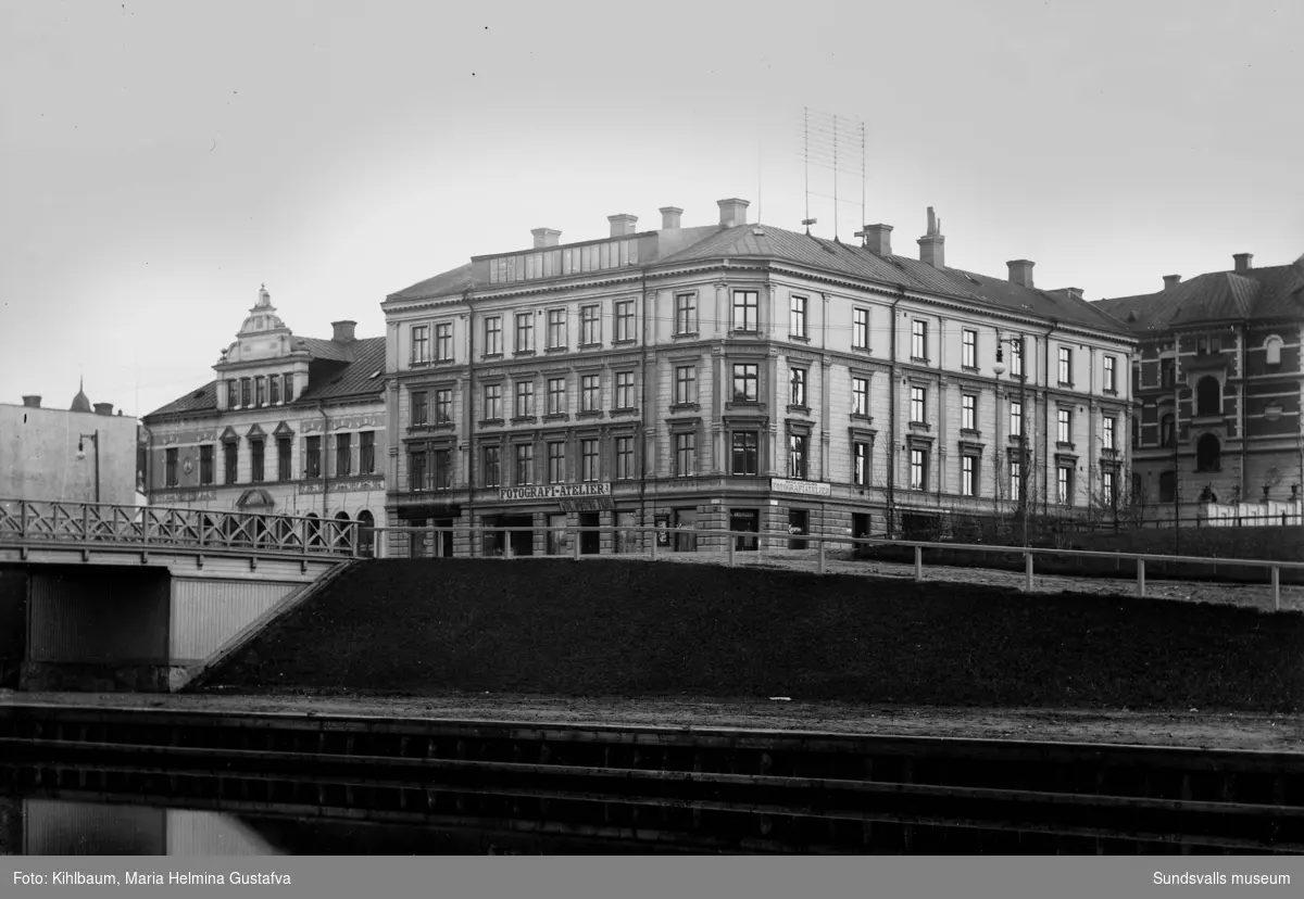 Hellbergska huset på Storgatan 33 där Maria Kihlbaum hade sin fotoateljé. Skyltarna kan ses på gatuplanet.