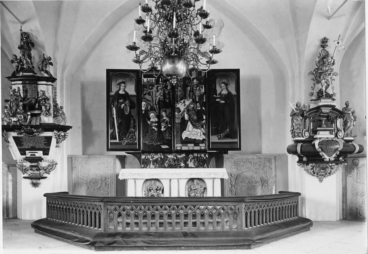 Köpings Kyrka Altarskåpet halvöppet, samt altaret.