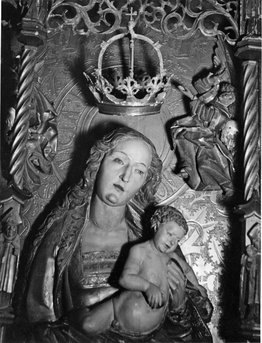 Köpings Kyrka Detalj ur altarskåpet: Maria med Jesusbarnet.