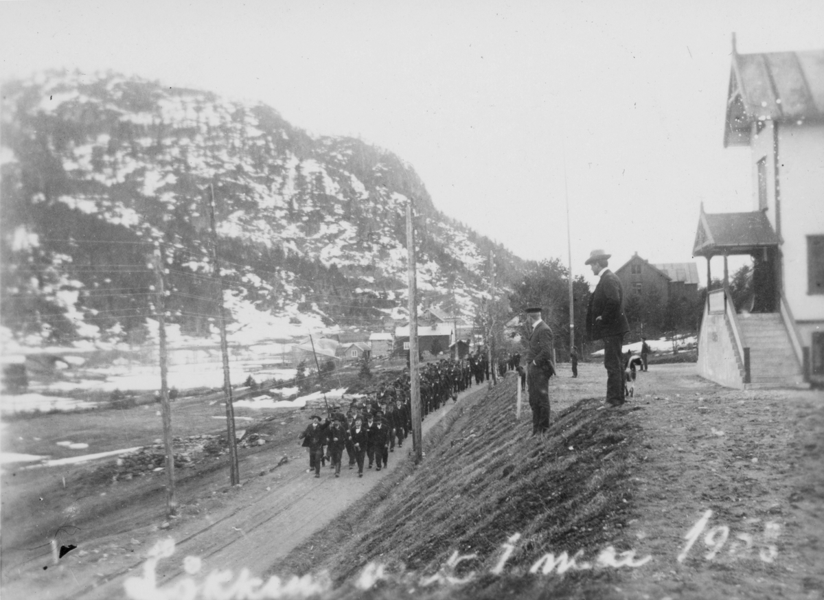1. maitoget på Løkken Verk i 1908 foran hovedkontoret.