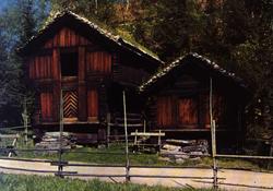 Postkort. Loft og bur fra Rolfshus, Mo i Telemark.   Telemar
