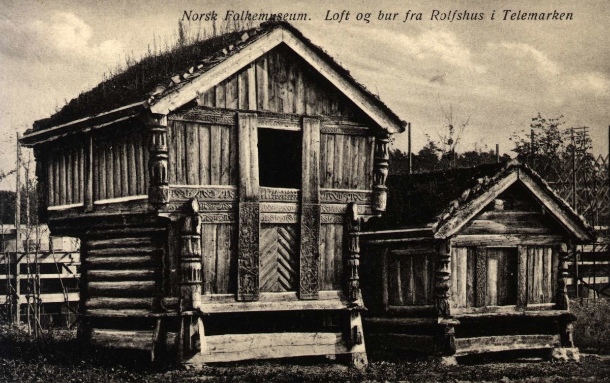 Postkort. Loft og bur fra Rolfshus, Mo i Telemark.  Telemarkstunet, NF.