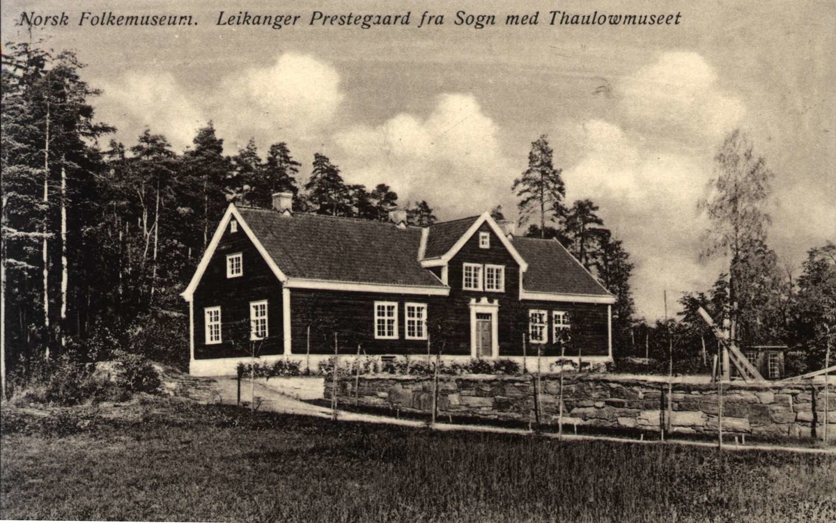 Postkort. Leikanger prestegård fra Sogn med Thaulowmuseet. Thaulow, NF.