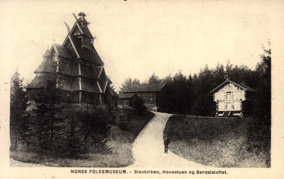 Postkort. Norsk Folkemuseum. Gol stavkirke, Hovestua, Berdalsloftet