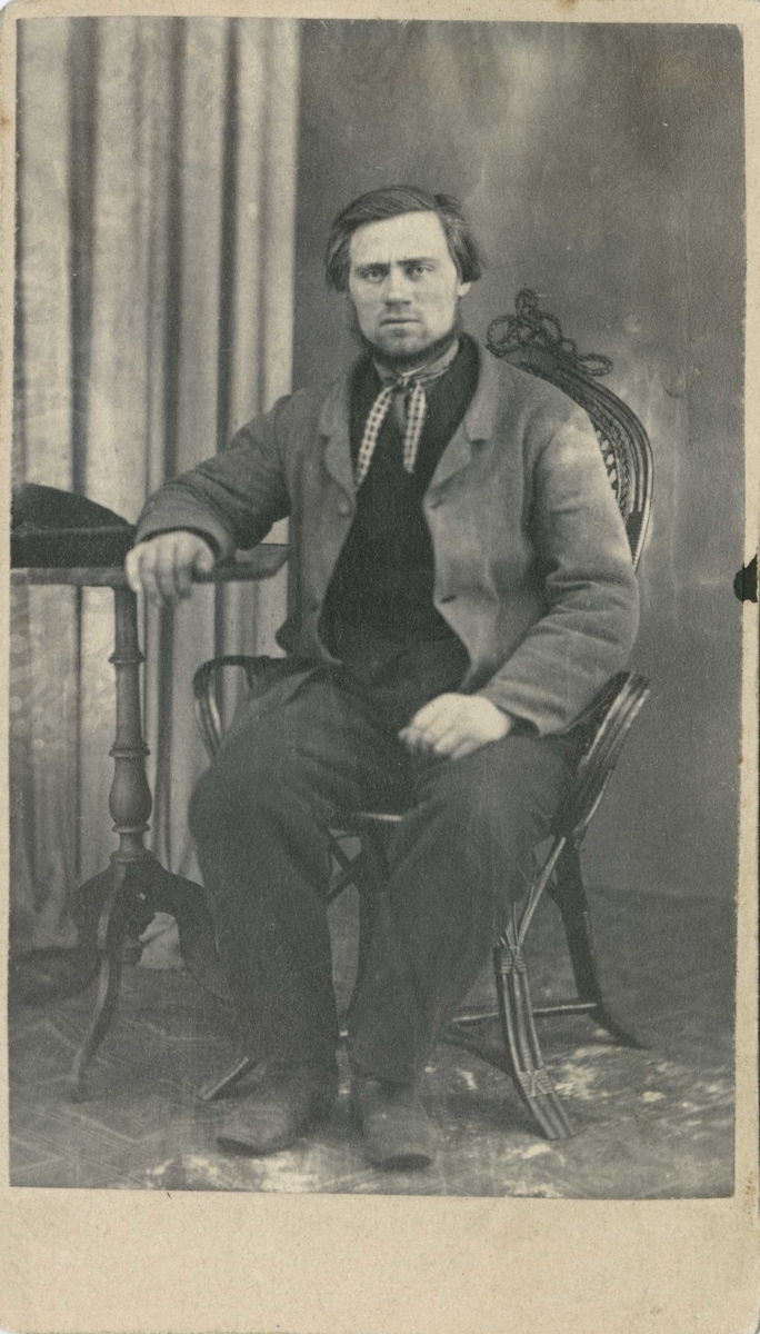 Fangeportrett. Emanuel Olsen, Drammen, arrestert i 1866 eller 1867, innsatt i distriktsfengslet i Hokksund for drukkenskap og gateuorden.