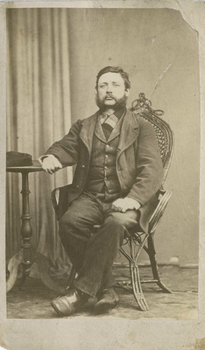 Fangeportrett. Gustav Gustavson, arrestert i 1870, innsatt i distriktsfengslet i Hokksund for betleri (tigging).