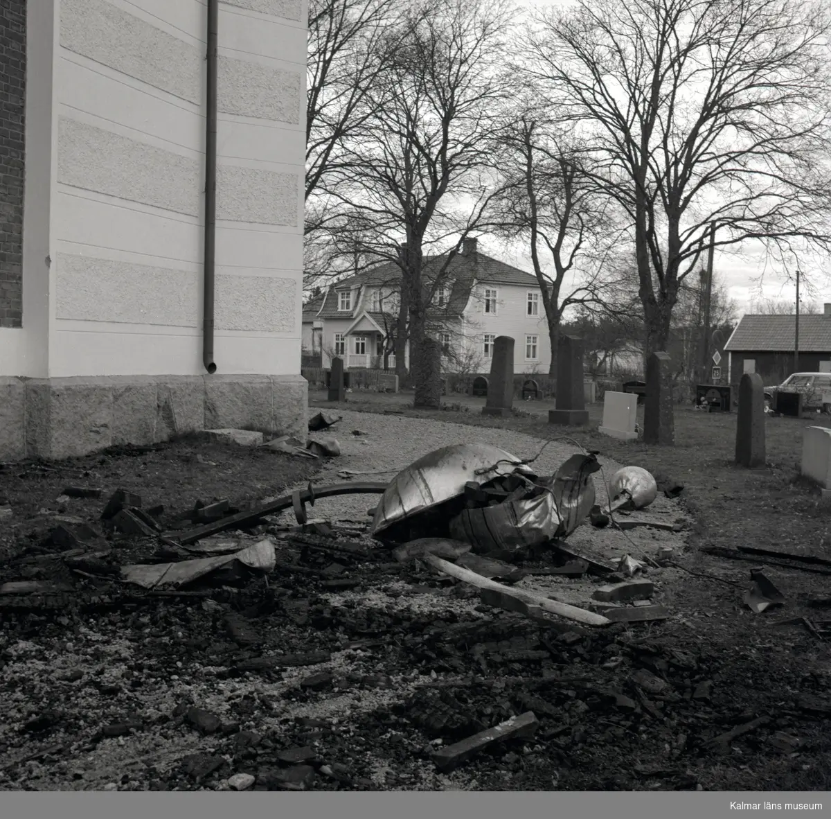 Örsjö kyrka är en centralkyrka.  Vid en brand påsken 1974 lämnades endast murväggarna kvar. Kyrkan återuppbyggdes på rekordtid, och med ny interiör ritad av arkitekt Jerk Alton återinvigdes den i september 1976.