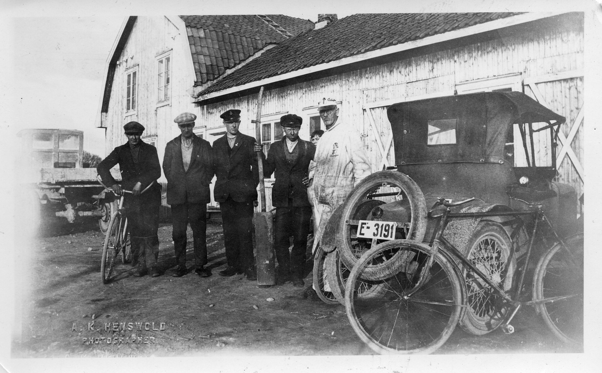 Fra Johannes Hagens ("Dr. Ford") bilverksted i Lillo, Østre Toten. Personene fra venstre: Ukjent, Paul Vingebakken, Anders Nuvstad, Endre Sanden, Mælum (fornavn ukjent).
Bilen er Hagens private.