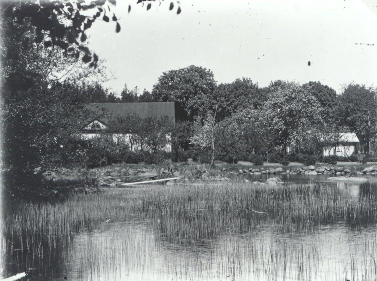 Detta är Falsterbo herrgård, byggnaden till vänster är den södra flygeln och till höger skymtas lekstugan. Fotot är taget strax söder om herrgården på den sidan där ladugården fanns.