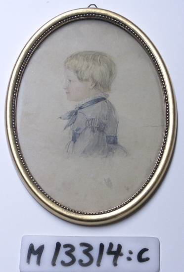 Akvarell.
Ung pojke, klädd i gråblå dräkt med mörkblå detaljer.
Midjebild, profil. 

Inskrivet i huvudbok 1943.
Montering/Ram: Oval guldram. Inglasad