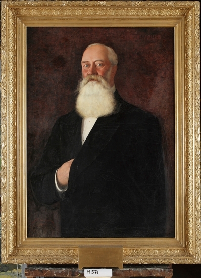 Oljemålning på duk.
Man med vitt helskägg, klädd i mörk bonjour (?). Brunröd bakgrund. 
Midjebild, halvprofil.
Gunnar Olof Hyltén-Cavallius  (1818-1889).