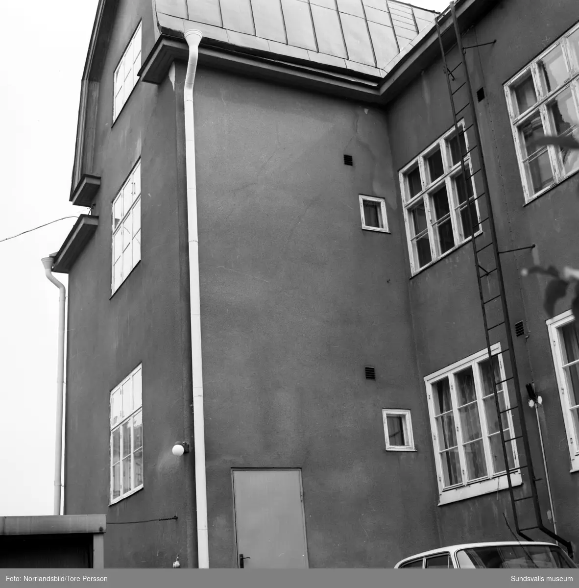 Bilder av fasaddetaljer på fastigheten vid Östra Långgatan 10 samt en bild på fastighetens gårdshus. På en av bilderna vid ingången syns en skylt med texten: Balettskola. Det var här Ingalisa Erikssons balettskola höll till från mitten av 1950-talet.