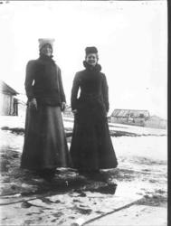 Søstrene Wiik fotografert utendørs på vinteren.