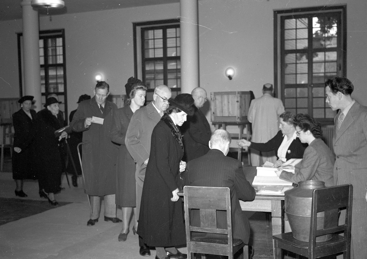 Från valdagen. den 14 september 1946. Inne i röstlokalen