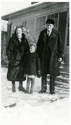 Thomas Wold med kone og barnebarn.