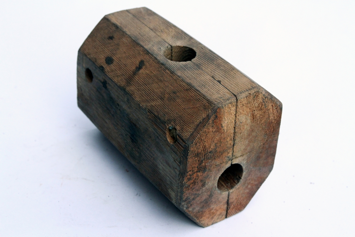 Tremodell av form for Skibladners dampmaskin fra 1888, for støping av maskindel i støpejern. Fra Akers Mekaniske Verksted.
Forma er til støping av en del som kobler tre rør eller stenger sammen.