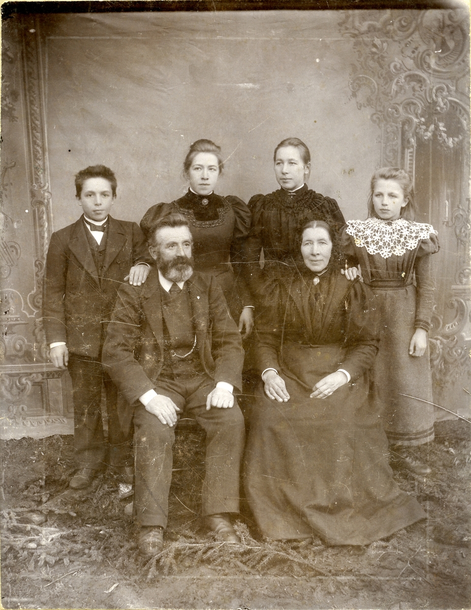 Familieportrett av Ola E. Thorsrud med familie.
