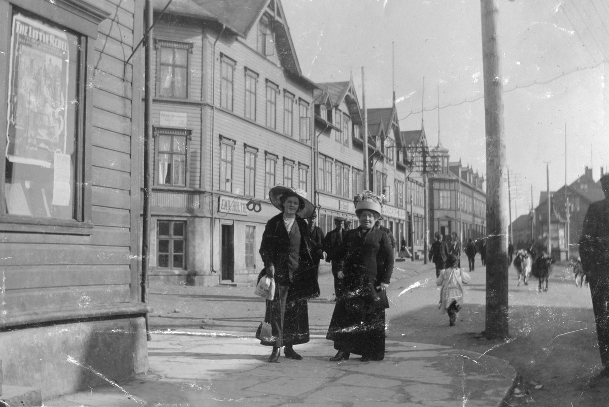 Fru Solveig Gran og Torgunn Gundersen i Strandgaten i Vardø, 1916. Vi ser Strandgaten mot syd.