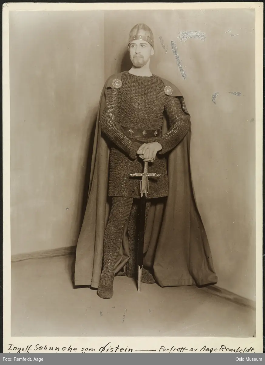 portrett, mann, skuespiller, rollebilde, Øistein i "Kongebrødrene" på Nationaltheatret, stående helfigur, kostyme