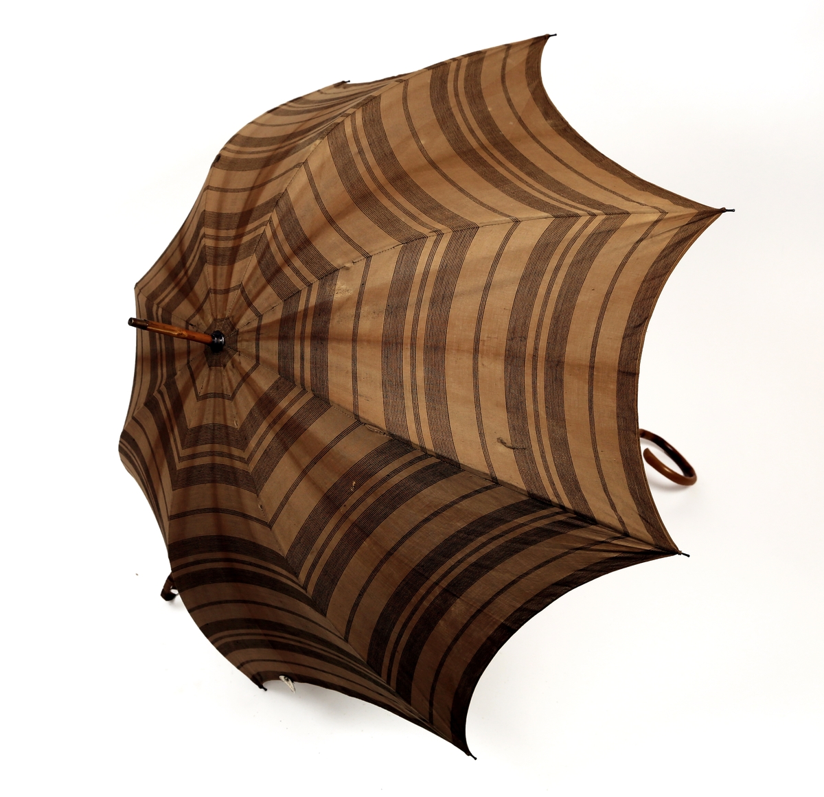 Paraply av bambus med krummet håndtak, metallspiler og lerretsvevd bomull
