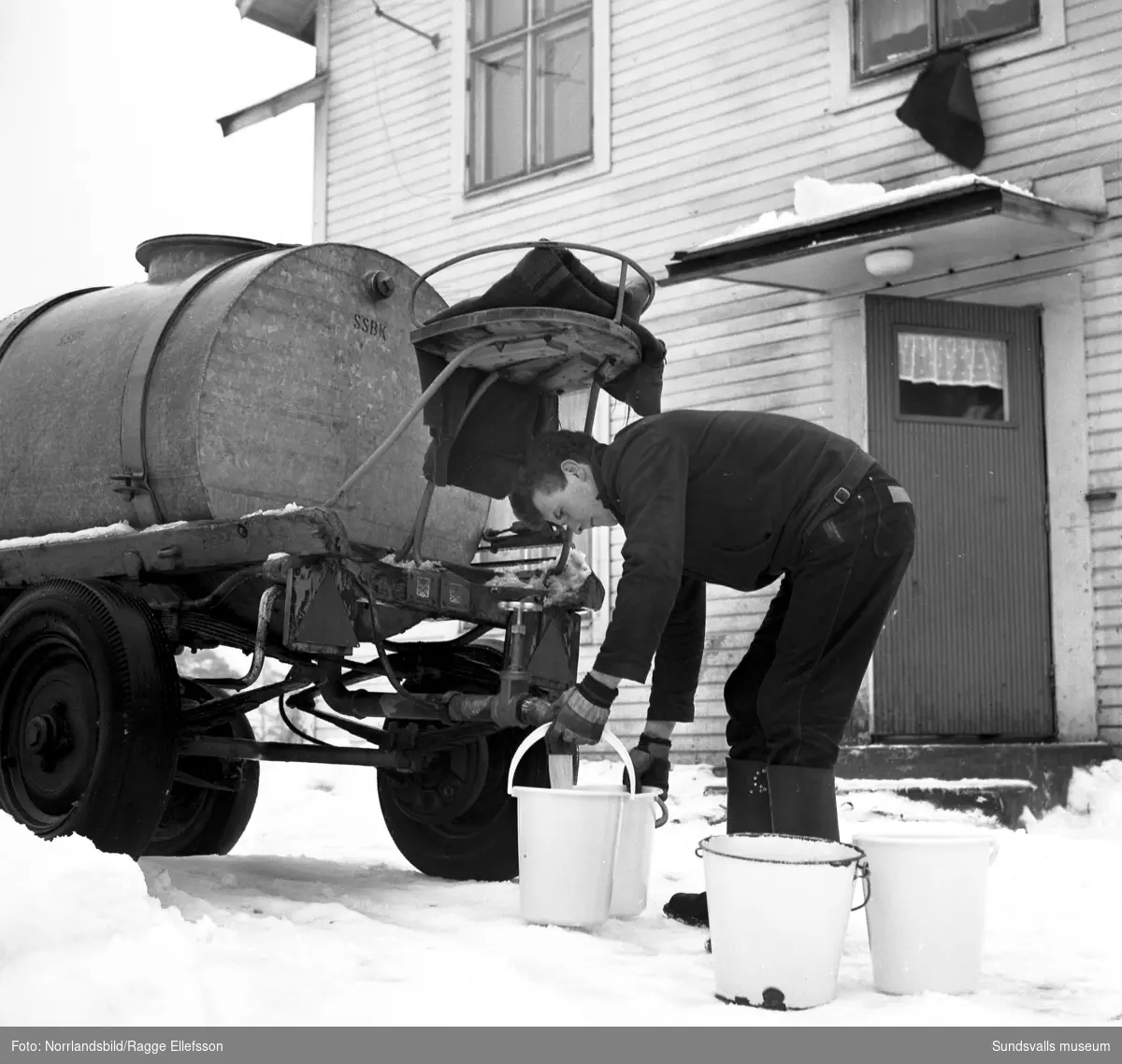 Lennart Sundberg och travstoet Huldra såg till att invånarna vid Kumo och Fläsian fick färskvatten en januaridag 1962. Påfyllning av tanken gjordes från en vattenpost invid andelstvätten i Skönsmon (senare Centraltvätten).