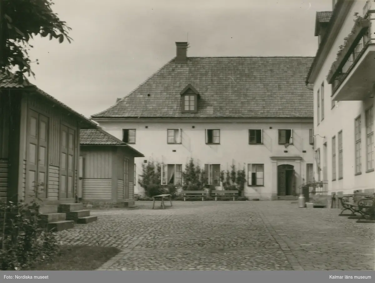 Anna Cederflycht på Helgerums gård skänkte pengar till fattighuset som stod klart 1751. Ritningarna gjordes av arkitekt Carl Hårleman.