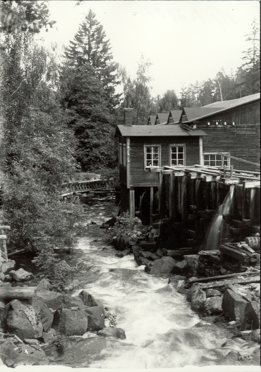 Detta är Kvarnbrons sågverk strax utanför Hjorted.